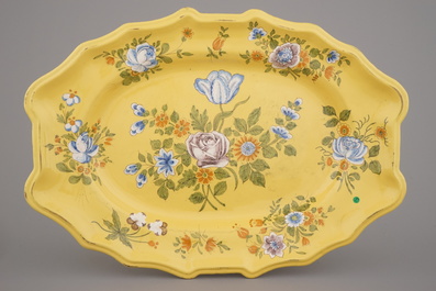 Grande terrine couverte en fa&iuml;ence du Sud de la France, fond jaune, d&eacute;cor floral, fin 18e