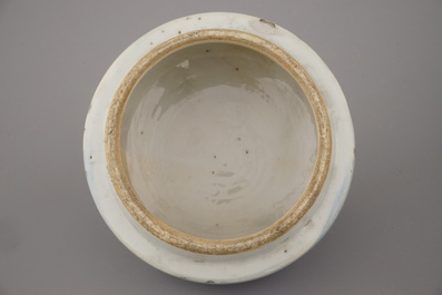 Paire de vases couverts en porcelaine de Chine, bleu et blanc, 19e