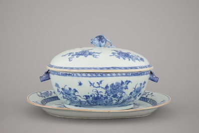Terrine couverte sur plat en porcelaine de Chine, bleu et blanc, Qianlong, 18e