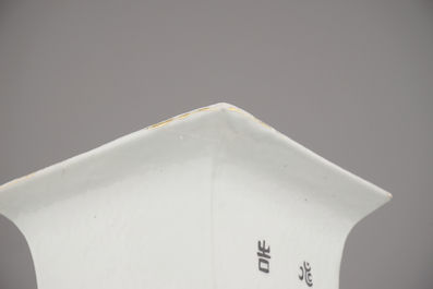 A refined Chinese porcelain square vase, 19/20th C.