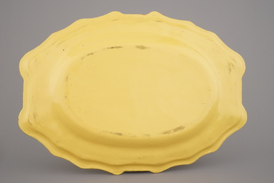 Grande terrine couverte en fa&iuml;ence du Sud de la France, fond jaune, d&eacute;cor floral, fin 18e