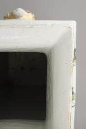 A refined Chinese porcelain square vase, 19/20th C.