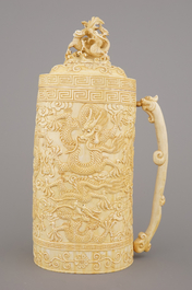 Fijne Chinese gegraveerde ivoren beker met deksel, ca 1900