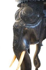 Garniture de meubles chinoise en bois sculpt&eacute;