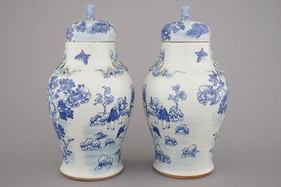 Paire de vases couverts en porcelaine de Chine, bleu et blanc, 19e