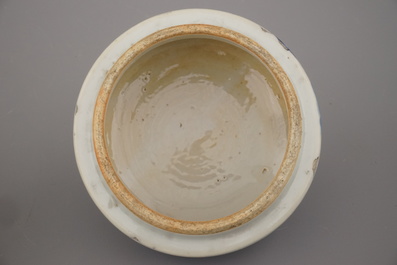 Paire de vases couverts en porcelaine de Chine, bleu et blanc, 19e