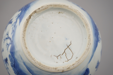 A Chinese porcelain blue and white Transitional bottle vase, late Ming Dynasty, 17th C.