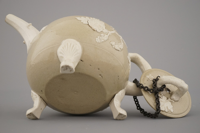 An English stoneware teapot with applied leaves and vines, 18/19th C.