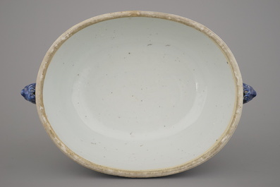 Terrine couverte sur plat en porcelaine de Chine, bleu et blanc, Qianlong, 18e