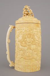Fijne Chinese gegraveerde ivoren beker met deksel, ca 1900