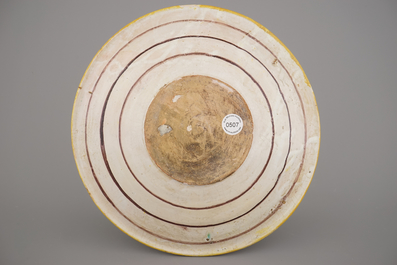 Plat en majolique de Montelupo, d&eacute;cor de soldat attaquant, 19e