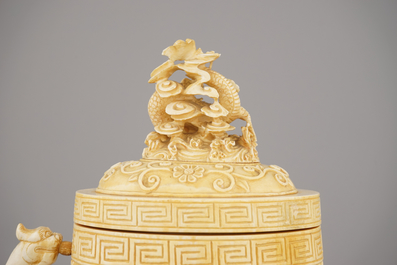 Fijne Chinese gegraveerde ivoren beker met deksel, ca 1900