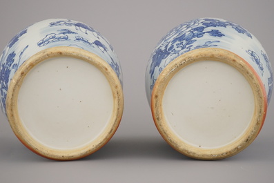 Paire de vases couverts en porcelaine de Chine, bleu et blanc, 19e