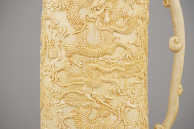 Fijne Chinese gegraveerde ivoren beker met deksel, ca 1900