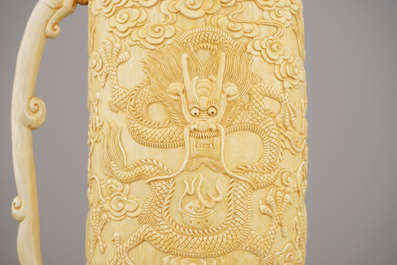 Fijne Chinese gegraveerde ivoren beker met deksel, ca 1900