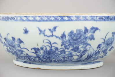 Terrine couverte sur plat en porcelaine de Chine, bleu et blanc, Qianlong, 18e