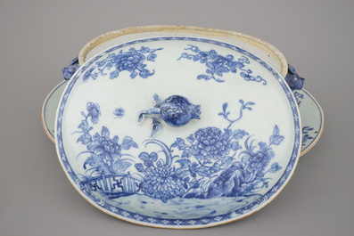 Terrine couverte sur plat en porcelaine de Chine, bleu et blanc, Qianlong, 18e