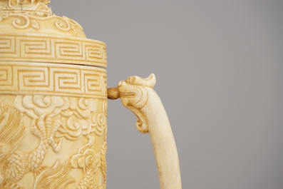 Fijne Chinese gegraveerde ivoren beker met deksel, ca 1900