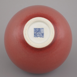 Vase en porcelaine de Chine monochrome &agrave; d&eacute;cor "peach bloom", 19e