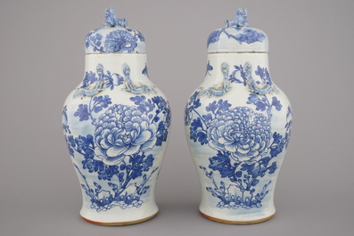 Paire de vases couverts en porcelaine de Chine, bleu et blanc, 19e