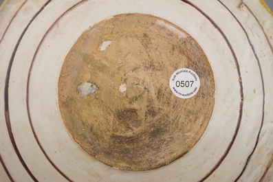 Plat en majolique de Montelupo, d&eacute;cor de soldat attaquant, 19e