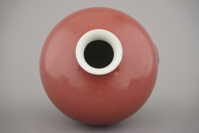 Vase en porcelaine de Chine monochrome &agrave; d&eacute;cor "peach bloom", 19e