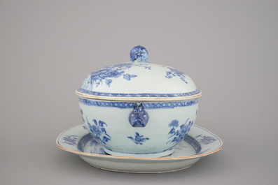 Terrine couverte sur plat en porcelaine de Chine, bleu et blanc, Qianlong, 18e