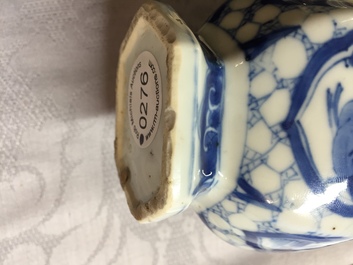 Paire de vases presque semblant en porcelaine de Chine, bleu et blanc, Kangxi