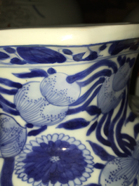 Paire de vases couverts en porcelaine de Chine, bleu et blanc, Kangxi, env. 1700