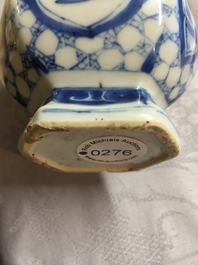 Paire de vases presque semblant en porcelaine de Chine, bleu et blanc, Kangxi