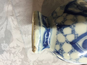 Paire de vases presque semblant en porcelaine de Chine, bleu et blanc, Kangxi