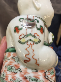Deux figures wucai en porcelaine de Chine de fr&egrave;res Hoho, 19e