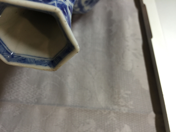 Paire de vases presque semblant en porcelaine de Chine, bleu et blanc, Kangxi