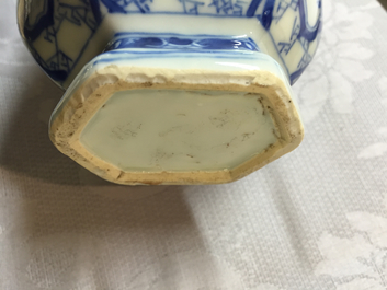 Paire de vases presque semblant en porcelaine de Chine, bleu et blanc, Kangxi