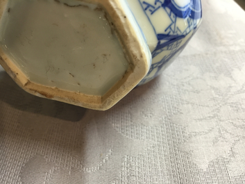 Paire de vases presque semblant en porcelaine de Chine, bleu et blanc, Kangxi
