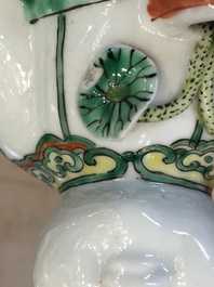 Deux figures wucai en porcelaine de Chine de fr&egrave;res Hoho, 19e