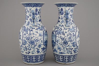 Paire de vases en porcelaine de Chine, bleu et blanc, &agrave; d&eacute;cor de paysage, 19e