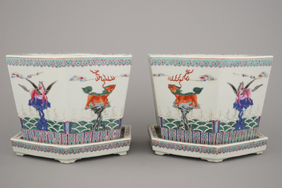 Paire de cache-pots avec support en porcelaine de Chine, famille rose, 19e-20e
