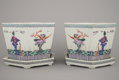 Paire de cache-pots avec support en porcelaine de Chine, famille rose, 19e-20e