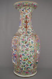 Impressionant vase en porcelaine de Chine &agrave; d&eacute;cor de palais, anses en forme de dragon, Tongzhi, 19e