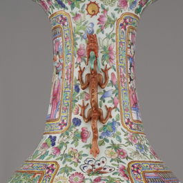 Impressionant vase en porcelaine de Chine &agrave; d&eacute;cor de palais, anses en forme de dragon, Tongzhi, 19e