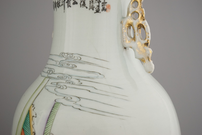 A pair of Chinese porcelain vases with palace interior scenes, 19/20th C.
