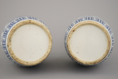 Paire de vases en porcelaine de Chine, bleu et blanc, &agrave; d&eacute;cor de paysage, 19e
