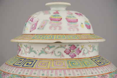 Vase couvert en porcelaine de Chine &agrave; d&eacute;cor d'objets de lettr&eacute;s, famille rose, 19e