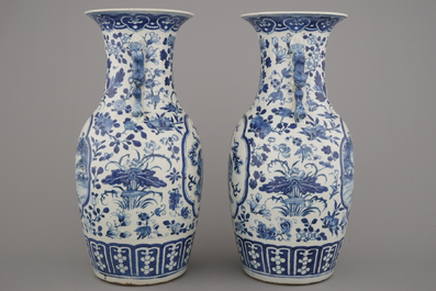 Paire de vases en porcelaine de Chine, bleu et blanc, &agrave; d&eacute;cor de paysage, 19e