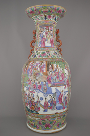 Impressionant vase en porcelaine de Chine &agrave; d&eacute;cor de palais, anses en forme de dragon, Tongzhi, 19e