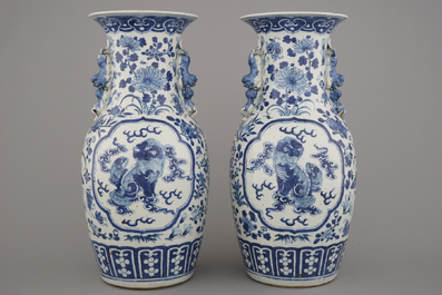 Paire de vases en porcelaine de Chine, bleu et blanc, &agrave; d&eacute;cor de paysage, 19e