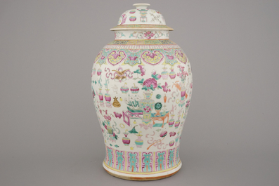 Vase couvert en porcelaine de Chine &agrave; d&eacute;cor d'objets de lettr&eacute;s, famille rose, 19e