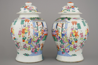 Paar vazen in Chinees porselein met decor "Hundred Boys", famille rose, 19e eeuw