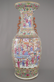 Impressionant vase en porcelaine de Chine &agrave; d&eacute;cor de palais, anses en forme de dragon, Tongzhi, 19e